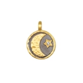 Détail d'un pendentif lune dorée et étoile avec texture martelée et incrustation zircon - Pendentif Soleil Lune Rond