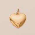 Detail van hartvormige hanger met gepolijste gouden afwerking en spiegelreflectie - Gepolijste Platte Gouden Harthanger / 30mm