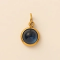 18K vergulde ronde hanger met diepblauwe cabochon edelsteen en dubbele ringoog - September Saffier Hanger Goud