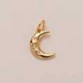 Détail d'un pendentif demi-lune doré avec trois zircons sertis en étoile et finition polie - Pendentif Lune