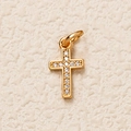 Détail d'un pendentif croix en cuivre doré serti de zircons cubiques ronds étincelants - Pendentif Croix Pavée