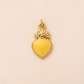 Vista dettagliata del ciondolo a cuore in acciaio inossidabile placcato oro 18K e smalto giallo - Ciondolo cuore giallo