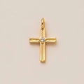 Détail du pendentif croix plaqué or avec un zircon central et des textures verticales - Petit Pendentif Croix (Sans Chaîne)