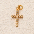 Vue macro d'un pendentif croix plaqué or orné de pierres de zircone cubique rondes - Pendentif Croix de Minuit