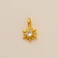 Détail du pendentif rayons de soleil doré avec une pierre précieuse sertie au centre - Pendentif Lumière d'Étoile