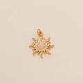 Détail d'un pendentif soleil doré orné d'une opale et de rayons sertis de zircons - Pendentif Soleil Éclatant