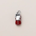 Détail d'un pendentif voiture ancienne en émail rouge avec des accents métalliques argentés - Petit Camion