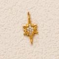 Gros plan d'un pendentif étoile polaire en cuivre doré avec zircons pour bijoux DIY - Pendentif Étoile de Strass