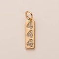 Détail du pendentif rectangulaire doré chiffre des anges 444 avec incrustation zircon - Pendentif Numéro 4