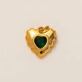 Dettaglio del ciondolo a cuore dorato con gemma verde e bordo ondulato raffinato - Pendente Cuore Zircone Verde