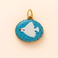 Detail van een lichtblauwe emaille ovale hanger met witte vogel en donkerblauwe stippen - Blauwe Zwaan Hanger