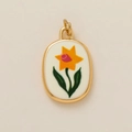 Detail van de gouden ovale bloemenhanger met gele narcis op elegant wit emaille - Maart Bloem Hanger