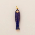 Detail van de blauwe emaille vis hanger met een pareloog en gouden afwerking - Donkerblauwe Vis