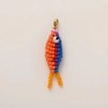 Detail eines bunten Fisch-Perlenanhängers mit goldenem Karabinerverschluss für Schmuck - Perlenfisch Stil 2