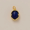 Détail d'un pendentif ovale en lapis-lazuli bleu avec cadre ondulé plaqué or et bélière - Pendentif ovale en lapis-lazuli (Septembre)