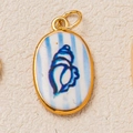 Détail du pendentif ovale en cuivre et zircon avec motif de conque bleue et cadre doré - No. 11 Blue Shell Oval Pendant