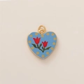 Detail van de hartvormige gouden hanger met blauw email en rode tulpen decor - Kleine Bloem Emaille Hanger