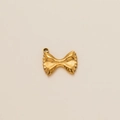 Detalle del colgante con forma de lazo chapado en oro de 18K con acabado pulido - Colgante de Pasta de Mariposa Dorado (6)
