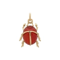 Dettaglio di un ciondolo a forma di scarabeo dorato con corpo in agata rossa traslucida - Coccinella / 1 Pezzo / Oro