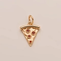 Detalle de un colgante de pizza bañado en oro de 18K con cuatro circonitas rojas - Colgante de Rebanada de Pizza de Pepperoni