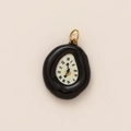 Detail van een surrealistische smeltende horloge hanger met Romeinse cijfers en gouden ring - Donkere Wekker Stijl (Alleen Hanger) / Nr.12 / Meerkleurig