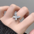 Detailansicht eines silbernen Schmetterlingsrings mit Kristallen am Frauenfinger - Einstellbar Offen / Pave Schmetterling-Marquise Stein (JZ1188)
