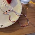 Kleurrijke kralenketting met verstelbare zilveren ketting op een wit bord met aardbeien - Kleurrijk