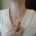 Collier doré élégant avec perle de jade verte sur la clavicule du modèle - Collier à Perle Unique