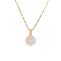 Minimalistische gouden ketting met een ronde witte emaille hanger en de letter C - Stijl C