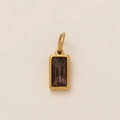 Close-up van een rechthoekige rookkwarts edelsteen gezet in een 18K verguld frame - Februari Hart Hanger - Goud