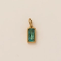 Detail van een minimalistische gouden hanger met een rechthoekige groenblauwe edelsteen - Maart Hart Hanger - Goud