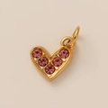 Dettaglio di un ciondolo a cuore con cristalli rosa su base in metallo dorato - Ciondolo Cuore Rosa