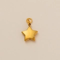 Dettaglio di un ciondolo a stella a pentagramma in oro lucido con doppio anello - ciondolo a forma di stella / Oro