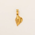 Dettaglio macro di un ciondolo a conchiglia in oro 18K con finitura materica su sfondo - Ciondolo a Corno (#66) / 1 Pezzo