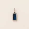 Minimalistische 18K verzilverde halsketting met een rechthoekige donkerblauwe saffier hanger - September Geboortesteen Hanger - Staalkleur