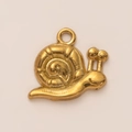 Detail eines 18K vergoldeten Edelstahl Schneckenanhängers mit realistischer Spiralstruktur - Schnecken Anhänger
