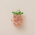 Vue détaillée du pendentif en forme de raisin en acier plaqué or 18K et perles roses - Grappe de Raisin Rouge