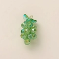 Vue détaillée d'un pendentif en forme de raisin en cristal vert plaqué or 18 carats - Raisins Verts