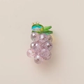 Détail du pendentif raisin plaqué or 18 carats avec cristaux violets et feuilles vertes - Raisin Violet