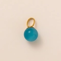 Dettaglio macro di un pendente placcato oro 18K con pietra sferica blu traslucida - Ciondolo Calcedonio