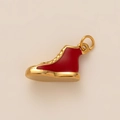 Dettaglio del ciondolo a forma di sneaker alta con placcatura in oro e smalto rosso - Ciondolo Scarpa Alta / Oro