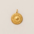 Détail du pendentif médaillon soleil et zodiaque plaqué or 18 carats aux bords dentelés - Plaque Zodiaque