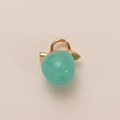 Detail van de mintgroene appel hanger met 14k verguld blad op een displaystandaard - Appel Hanger