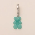Vista macro del ciondolo orso blu con anello in zircone e consistenza opaca - Ciondolo Orso Blu Fermaglio Argento Zirconia