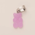 Dettaglio macro del ciondolo a forma di orsetto in resina con finitura glitter rosa-viola - Ciondolo Orso Viola Fermaglio Argento