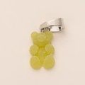 Dettaglio macro del ciondolo a forma di orsetto verde lime con finitura opaca - Ciondolo Orso Verde Fermaglio Argento