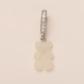 Dettaglio macro del ciondolo a orsetto bianco con anello d'argento e pietre lucenti - Ciondolo Orso Bianco Fermaglio Argento Zirconia