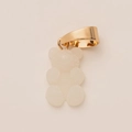 Dettaglio macro di un ciondolo a forma di orsetto zuccherato con chiusura in metallo oro - Ciondolo Orso Bianco Fermaglio Oro