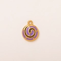 Dettaglio del ciondolo rotondo placcato oro 18k con smalto a spirale viola e anello - Ciondolo Biscotto Viola
