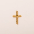 Macro d'un pendentif croix en acier inoxydable plaqué or 18K avec texture torsadée - Pendentif croix